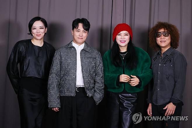 국악·재즈·힙합·현대무용 융합한 '난장 프로젝트' (서울=연합뉴스) 진연수 기자 = 크로스오버 프로젝트 '난장 프로젝트'가 서울 종로구 수송동 연합뉴스 사옥에서 진행된 인터뷰에 앞서 포즈를 취하고 있다. 왼쪽부터 현대 무용가 이루다, 소리꾼 이봉근, 재즈 보컬리스트 웅산, 기타리스트 최우준. 2025.1.25 jin90@yna.co.kr