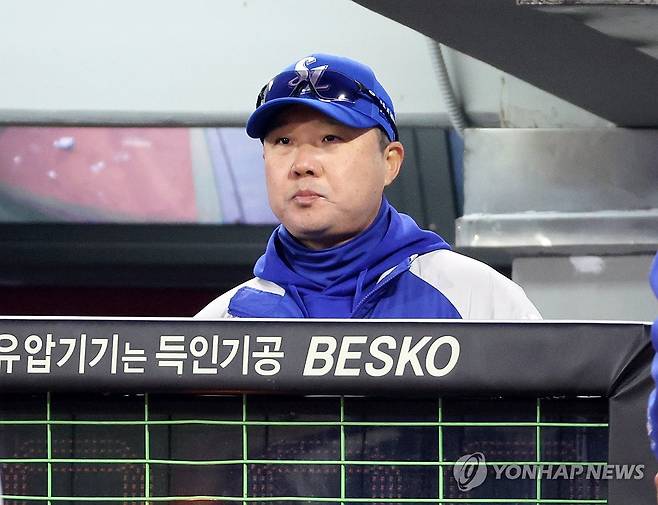 경기 지켜보는 박진만 감독 (광주=연합뉴스) 조남수 기자 = 2일 광주기아챔피언스필드에서 열린 프로야구 삼성 라이온즈와 KIA 타이거즈의 경기. 삼성 박진만 감독이 4회초 공격을 지켜보고 있다. 2025.4.2 iso64@yna.co.kr