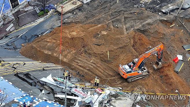 이동하는 구조대원들 (광명=연합뉴스) 홍기원 기자 = 붕괴 사고가 발생한 경기도 광명시 신안산선 지하터널 공사 현장에서 14일 구조대원들이 이동하고 있다. 지난 11일 경기도 광명시 양지사거리 부근 신안산선 복선전철 제5-2공구 지하터널 공사 현장과 상부 도로가 함께 붕괴하는 사고가 났다. 2025.4.14 xanadu@yna.co.kr