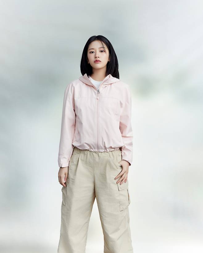 네파 모델 안유진이 '업템포 윈드 자켓'을 착용한 모습. /사진=네파