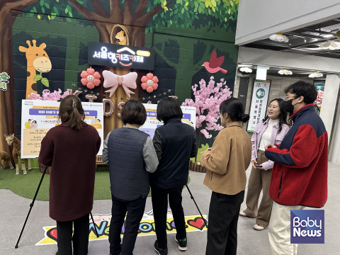 서울광역여성새로일하기센터가 대방동 서울가족플라자에서 시민들을 대상으로 설문을 진행하고 있다. ⓒ서울특별시여성능력개발원