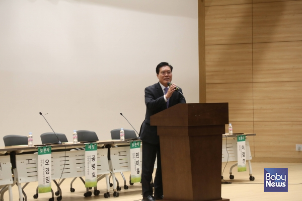 16일 오후 2시, 국회의원회관 대회의실에서 열린 '영유아 교육·보육 통합기관 설립 및 운영기준 방안 모색' 유보통합 관련 연구용역 결과 설명회에서 국회 법제사법위원회 소속 국민의힘 송석준 국회의원이 축사를 전하고 있다.&nbsp;소장섭 기자 ⓒ베이비뉴스