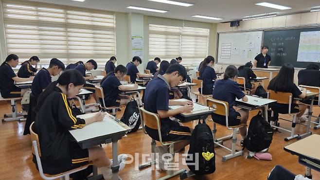 2025학년도 대학수학능력시험(수능) 대비 9월 모의평가 날인 4일 울산 남구 삼산고등학교에서 3학년 학생들이 모의고사를 치르고 있다.(사진=뉴시스)
