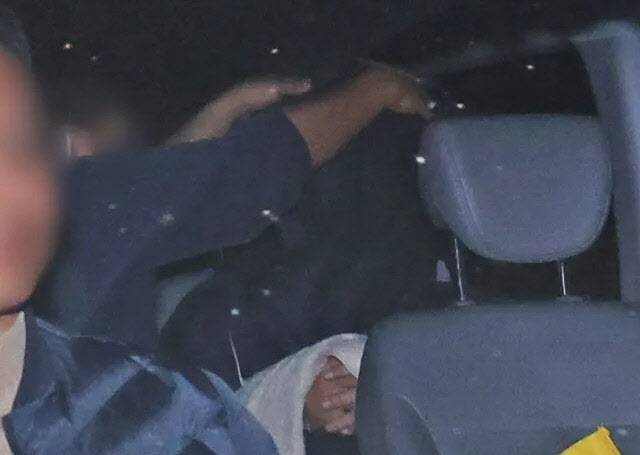 용인 수지구 아파트에서 일가족을 살해하고 광주광역시에서 붙잡힌 50대 남성이 15일 경기 용인서부경찰서로 압송되고 있는 모습. (사진=연합뉴스)