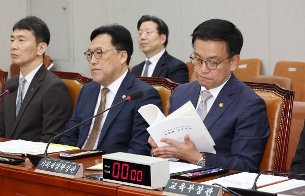 최상목 부총리 겸 기획재정부 장관이 16일 국회에서 열린 법제사법위원회의 ‘기획재정부 장관 최상목 탄핵소추사건 조사’ 청문회에서 요구 자료를 살펴보고 있다. (사진=연합뉴스)