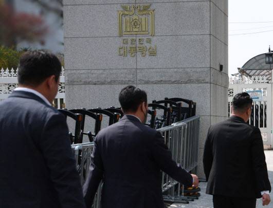 경찰 비상계엄 특별수사단이 16일 서울 용산 대통령실 압수수색을 위해 민원실 출입구로 들어가고 있다.(사진=연합뉴스)