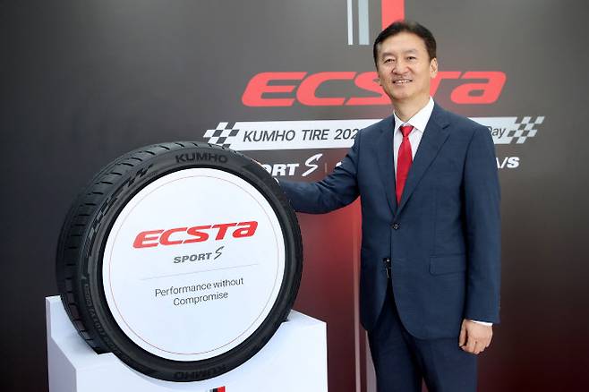 정일택 금호타이어 대표이사 사장이 15일 경기 용인시 AMG 스피드웨이에서 열린 엑스타(ECSTA) 익스피리언스 데이에서 엑스타 신제품을 소개하고 있다. (사진=금호타이어)