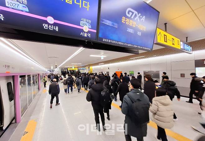 지난해 12월 GTX-A노선 개통 당시 서울역에서 내린 승객들이 플랫폼을 빠져나가고 있다.(사진=정재훈기자)
