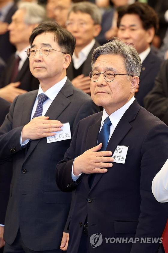 16일 서울 여의도 국회도서관 대강당에서 열린 더불어민주당 이재명 전 대표의 싱크탱크 '성장과 통합' 출범식에서 유종일(왼쪽)·허민 상임 공동대표가 국기에 경례하고 있다. 〈사진=연합뉴스〉