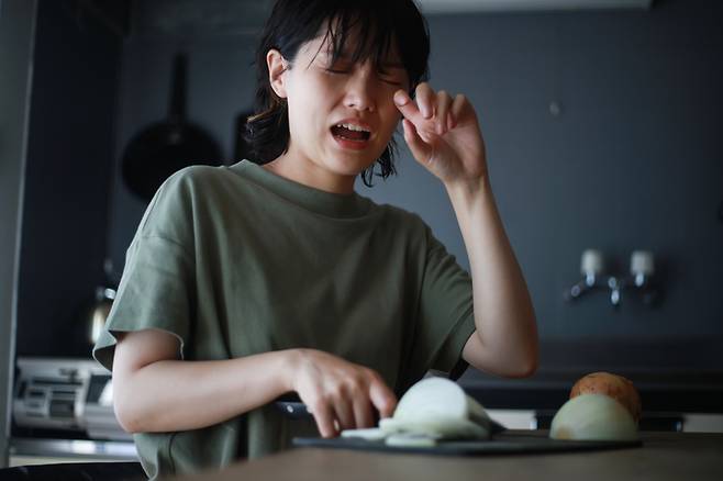 양파는 썰기만 해도 자극성 물질이 나와 눈물을 나게 만든다.  이런 양파지만 생으로 먹어야 건강 효과를 더 얻을 수 있다. [사진=게티이미지뱅크]