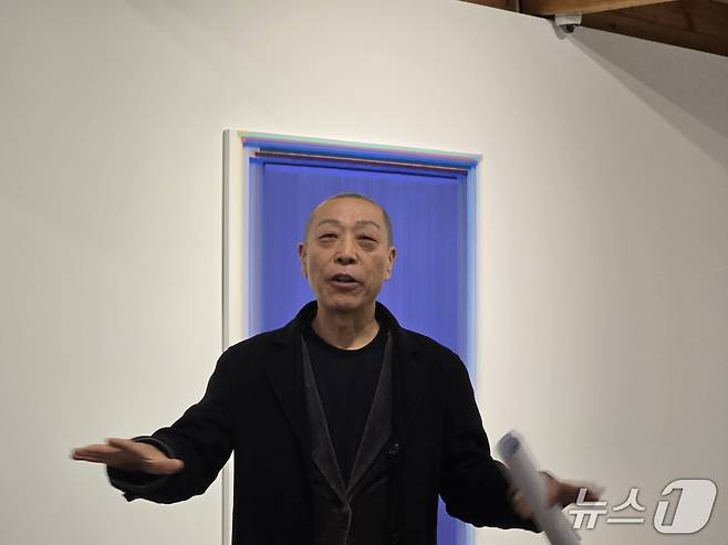 15일 장승택 작가가 개인전 '겹 회화: 거의 푸르른(Layered Painting: Almost Blue)' 기자간담회에서 작품을 설명하고 있다. ⓒ 뉴스1 김정한 기자