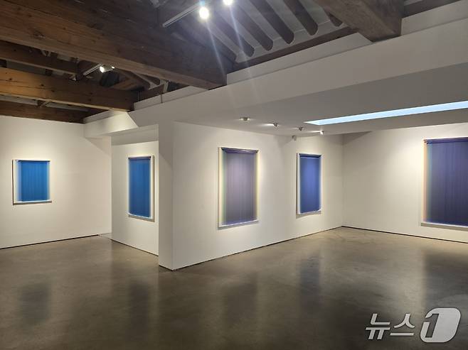 장승택의 개인전 '겹 회화: 거의 푸르른(Layered Painting: Almost Blue)' 전지 전경. ⓒ 뉴스1 김정한