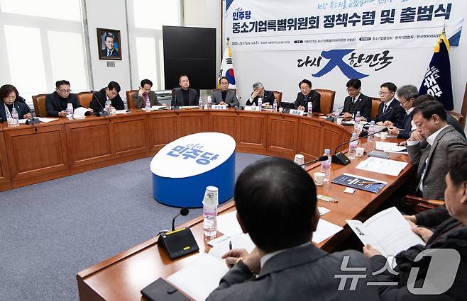 권칠승 더불어민주당 중소기업특별위원회 위원장이 17일 오후 서울 여의도 국회에서 열린 민주당 중소기업특별위원회 정책수렴 및 출범식에서 발언을 하고 있다. 2025.2.17/뉴스1 ⓒ News1 이재명 기자