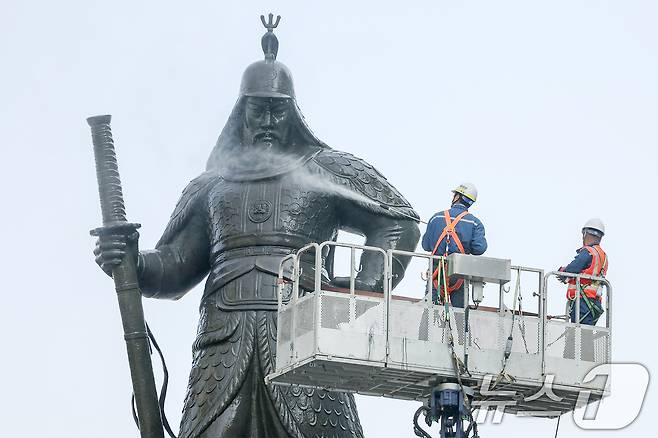 16일 오전 서울 종로구 광화문광장에서 서울시 관계자들이 봄을 맞아 이순신 장군 동상을 세척하고 있다. 2025.4.16/뉴스1 ⓒ News1 민경석 기자