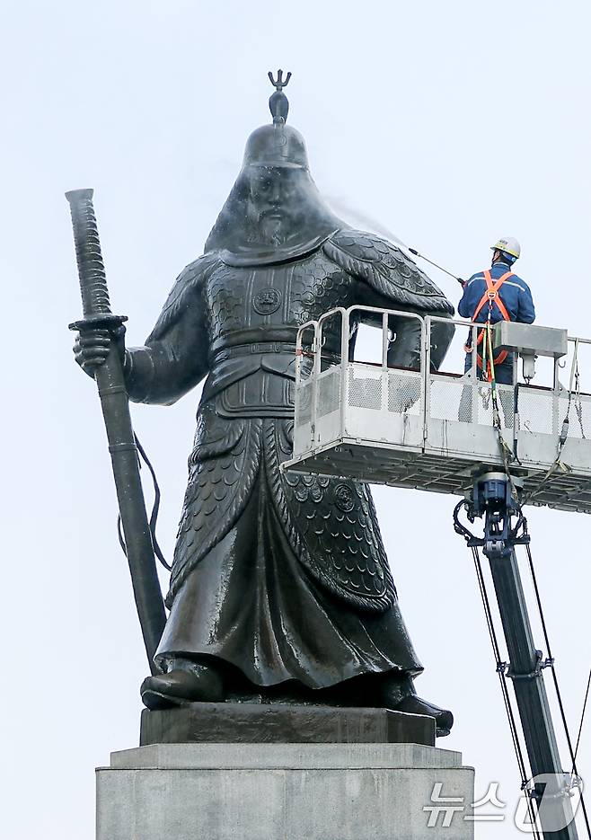 16일 오전 서울 종로구 광화문광장에서 서울시 관계자들이 봄을 맞아 이순신 장군 동상을 세척하고 있다. 2025.4.16/뉴스1 ⓒ News1 민경석 기자