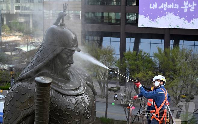서울시 관계자들이 16일 오전 서울 광화문 광장에서 이순신 장군 동상을 세척을 하고 있다. (공동취재) 2025.4.16/뉴스1 ⓒ News1 민경석 기자