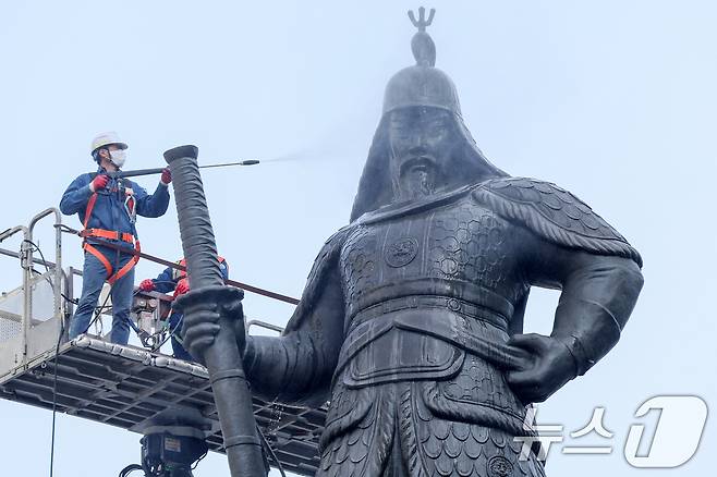 16일 오전 서울 종로구 광화문광장에서 서울시 관계자들이 봄을 맞아 이순신 장군 동상을 세척하고 있다. 2025.4.16/뉴스1 ⓒ News1 민경석 기자