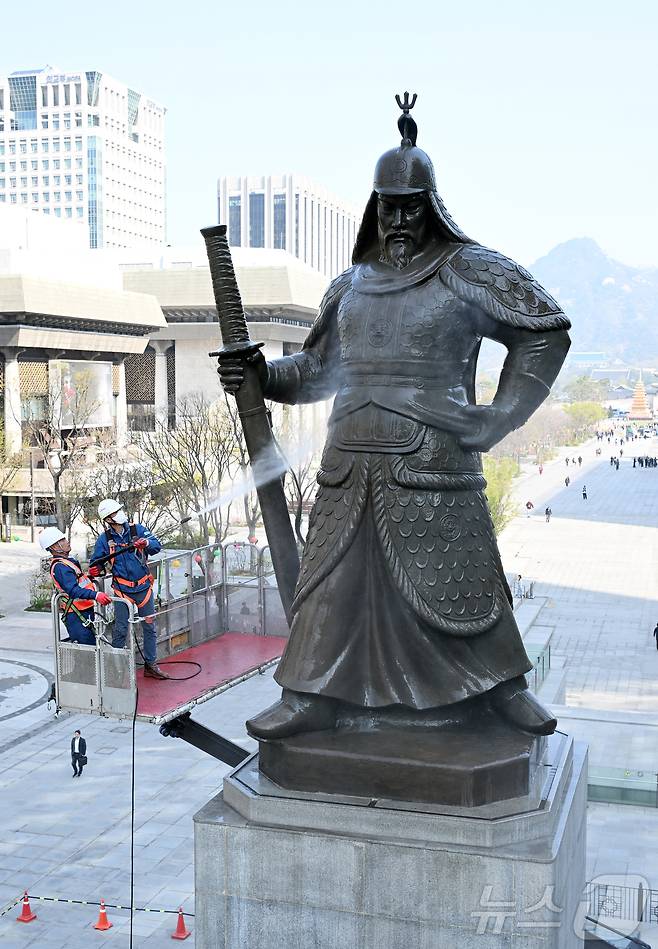 서울시 관계자들이 16일 오전 서울 광화문 광장에서 이순신 장군 동상을 세척을 하고 있다. (공동취재) 2025.4.16/뉴스1 ⓒ News1 민경석 기자