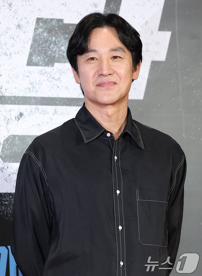 배우 엄태웅이 15일 서울 강남구 메가박스 코엑스에서 열린 영화 '야당'(감독 황병국) VIP 시사회에 참석해 포즈를 취하고 있다. 2025.4.15/뉴스1 ⓒ News1 권현진 기자