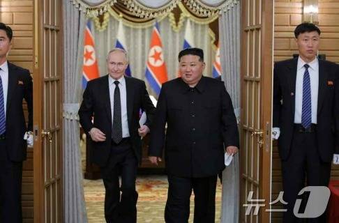 (평양 노동신문=뉴스1) = 지난해 정상회담에서 푸틴 대통령(좌)과 김정은 국무위원장. [국내에서만 사용가능. 재배포 금지. DB 금지. For Use Only in the Republic of Korea. Redistribution Prohibited] rodongphoto@news1.kr