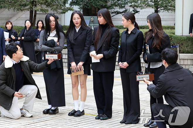 그룹 뉴진스(왼쪽부터 하니, 민지, 혜인, 해린, 다니엘)가 7일 서울 서초구 서울중앙지방법원에서 어도어 측이 멤버들을 상대로 제기한 ‘기획사 지위보전 및 광고계약 체결 등 금지’ 가처분 첫 심문기일을 마친 후 취재진 질문에 답하고 있다. 2025.3.7/뉴스1 ⓒ News1 황기선 기자