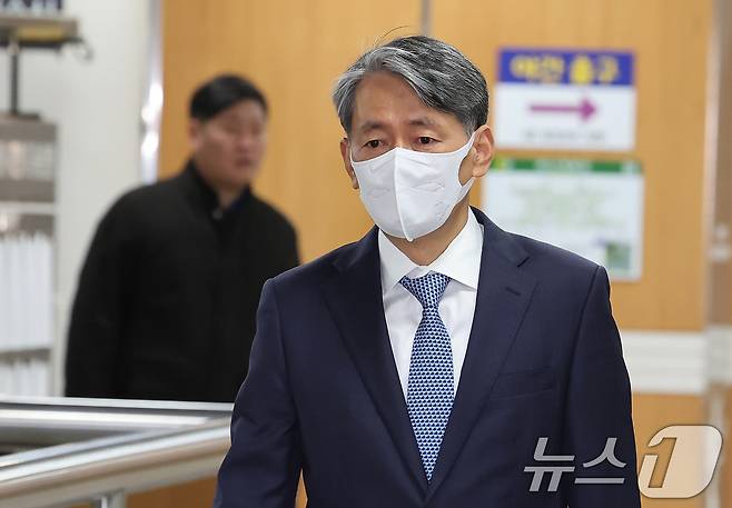 '12·3 비상계엄' 사태 관련 내란중요임무종사 등 혐의로 기소된 조지호 전 경찰청장이 16일 오전 서울 서초구 서울중앙지방법원에서 열린 공판에 출석하고 있다. 2025.4.16/뉴스1 ⓒ News1 장수영 기자