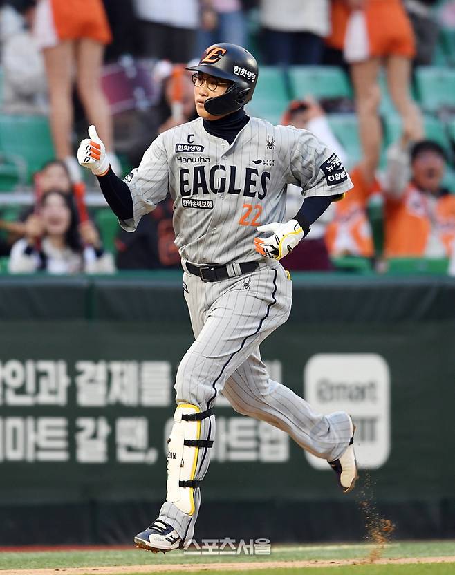 한화 채은성(오른쪽)이 16일 인천 SSG랜더스필드에서 열린 2025 KBO리그 SSG와의 경기 2회초 2사 SSG 선발 김광현을 상대로 솔로 홈런을 친 뒤 김재걸 코치와 하이파이브를 하고 있다. 채은성의 시즌 1호 홈런. 문학 | 박진업 기자 upandup@sportsseoul.com