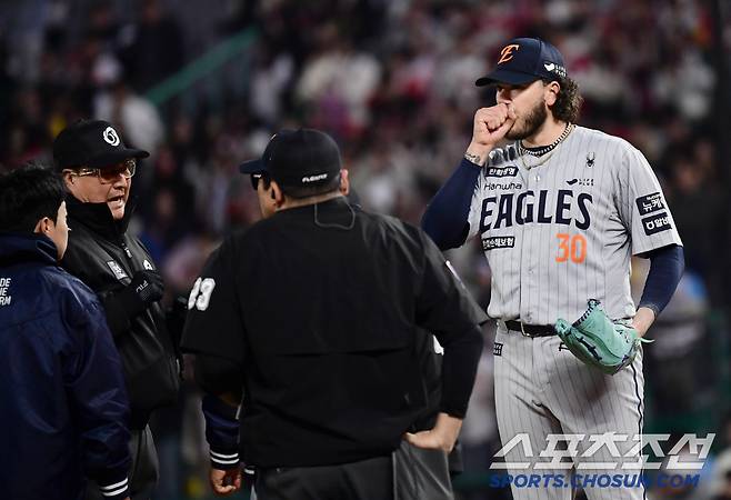 15일 인천 SSG랜더스필드에서 열린 KBO리그 SSG와 한화의 경기. 3회 폰세 투구를 앞두고 심판진 설명을 듣고 있는 양상문 코치. 인천=송정헌 기자songs@sportschosun.com/2025.04.15/