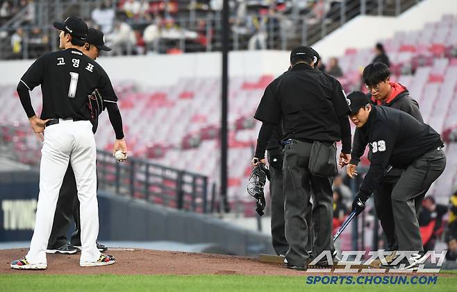 15일 광주 기아 챔피언스필드에서 열린 KT-KIA전. KT 선발투수 고영표가 1회 투구 도중 마운드 정비를 요청했다. 심판이 직접 장비를 들고 마운드 흙을 정리하고 있다. 광주=정재근 기자 cjg@sportschosun.com/2025.4.15/