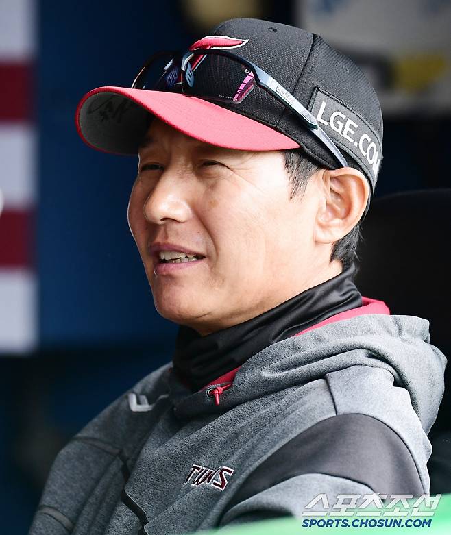 12일 잠실야구장에서 열리는 KBO리그 LG와 두산의 경기. 인터뷰하는 염경엽 감독. 잠실=송정헌 기자songs@sportschosun.com/2025.04.12/