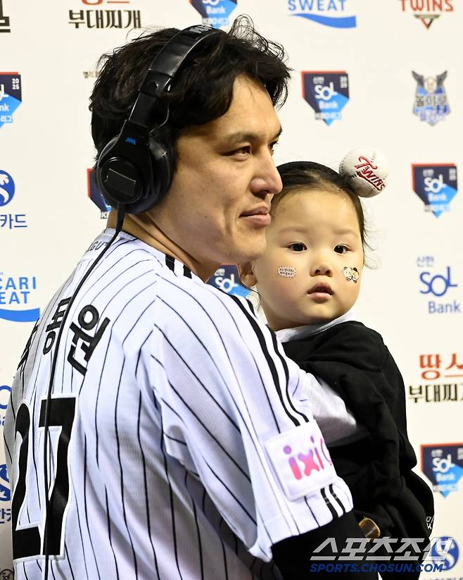 16일 잠실야구장에서 열린 삼성과 LG의 경기, LG가 12대2로 승리했다. 박동원이 딸 채이 양과 함께 방송 인터뷰에 나서고 있다. 잠실=허상욱 기자wook@sportschosun.com/2025.04.16/