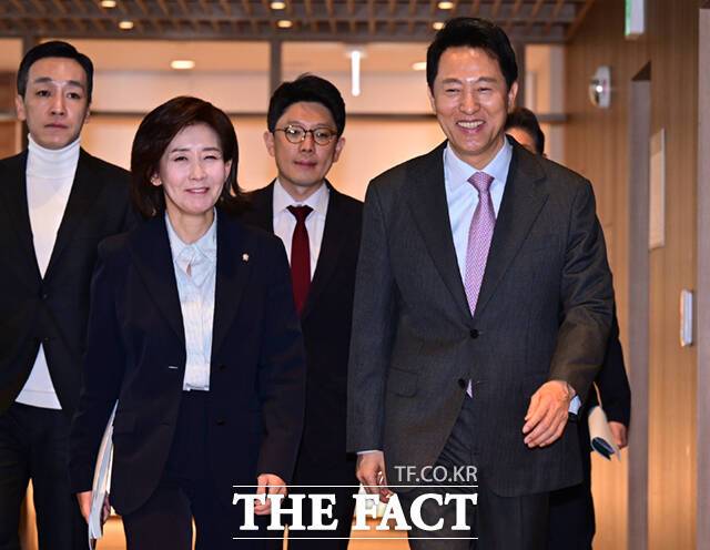 대선 출마를 선언한 나경원 국민의힘 의원이 오세훈 서울시장의 대표 정책인 디딤돌소득과 서울런을 전국으로 확대하겠다는 구상을 내놨다. 나 의원이 16일 서울시청에서 오 시장을 예방한 뒤 나란히 이동하고 있다. /이새롬 기자