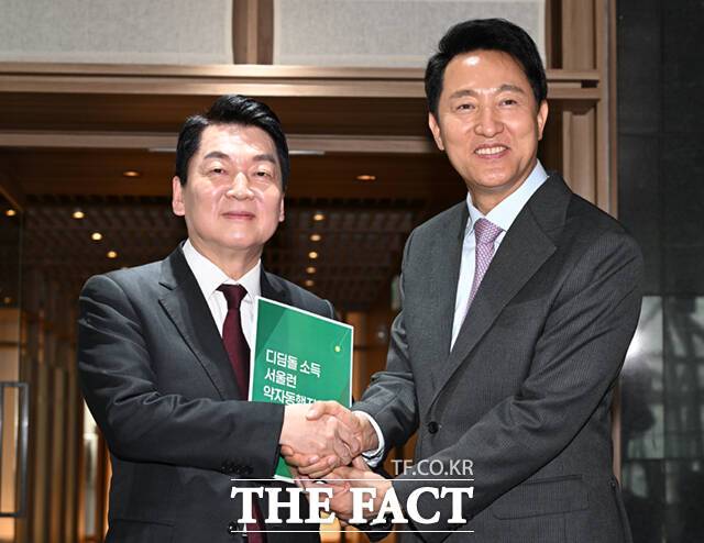 제21대 대통령 선거 출마를 선언한 안철수 국민의힘 의원(왼쪽)이 16일 서울특별시청 청사에서 오세훈 서울시장을 예방한 뒤 기념촬영하고 있다. /이새롬 기자