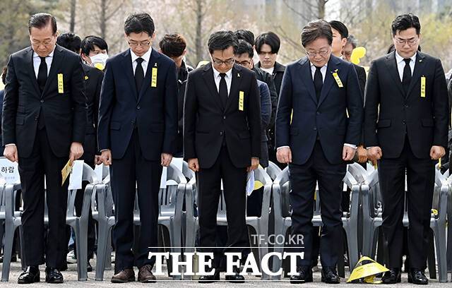 권영세 국민의힘 비대위원장과 김경수 전 경남지사, 김동연 경기도지사, 이재명 전 더불어민주당 대표, 박찬대 더불어민주당 당대표 직무대행 겸 원내대표(왼쪽부터)가 16일 오후 경기 안산시 단원구 화랑유원지에서 열린 '세월호 참사 11주기 기억식'에 참석해 희생자들에 대한 묵념을 하고 있다. /안산=박헌우 기자