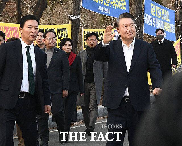 12·3 비상계엄 사태를 수사하고 있는 경찰이 서울 용산구 대통령실과 한남동 공관촌에 대한 압수수색에 나섰지만 대통령경호처와 장시간 대치 끝에 또 불발됐다. 사진은 법원의 구속취소 청구 인용으로 석방된 윤석열 전 대통령이 지난 3월8일 오후 경기도 의왕시 서울구치소를 빠져나오며 지지자들에게 인사하고 있는 모습. 왼쪽은 김성훈 경호차장의 모습. /서예원 기자