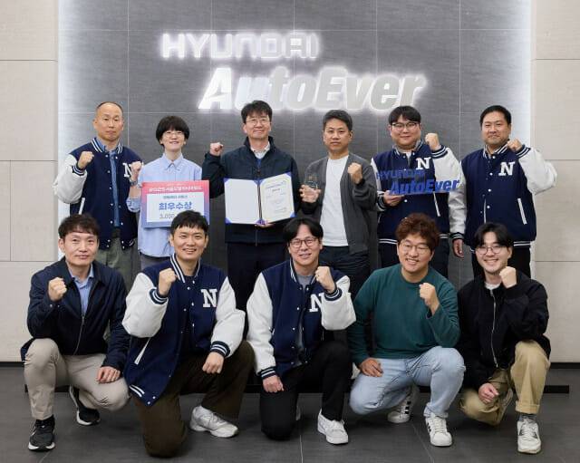현대오토에버 내비게이션사업부 구성원들이 차세대 내비게이션의 서울모빌리티어워드 수상을 축하하고 있다. (사진=현대오토에버)