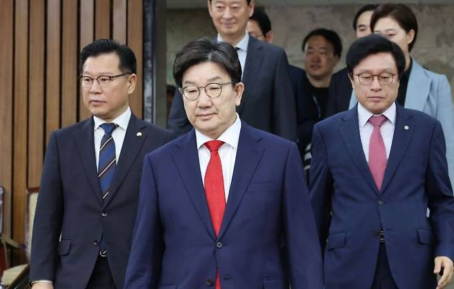 국민의힘 권성동 원내대표(가운데)가 15일 국회에서 열린 원내대책회의에 입장하고 있다. 연합뉴스