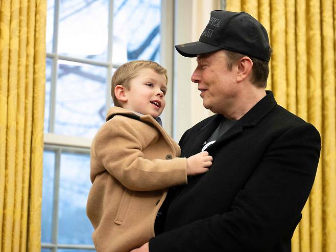 일론 머스크가 지난 2월 11일 워싱턴 DC의 백악관 집무실에서 아들 X Æ A-Xii(‘엑스 애시 에이 트웰브)를 안고 있다./AFP 연합뉴스