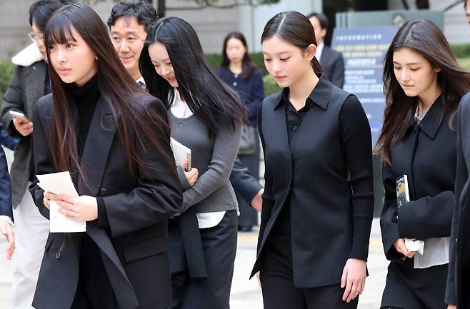 그룹 뉴진스(왼쪽부터 혜인, 하니, 해린, 다니엘)가 지난달 7일 서울 서초구 서울중앙지방법원에서 어도어 측이 멤버들을 상대로 제기한 ‘기획사 지위보전 및 광고계약 체결 등 금지’ 가처분 첫 심문기일을 마친 후 법원을 나서고 있다. /뉴스1