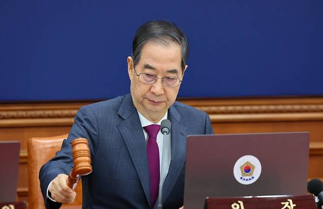 한덕수 대통령 권한대행 국무총리가 14일 서울 종로구 정부서울청사에서 열신 국무회의에서 의사봉을 두드리고 있다. /뉴스1