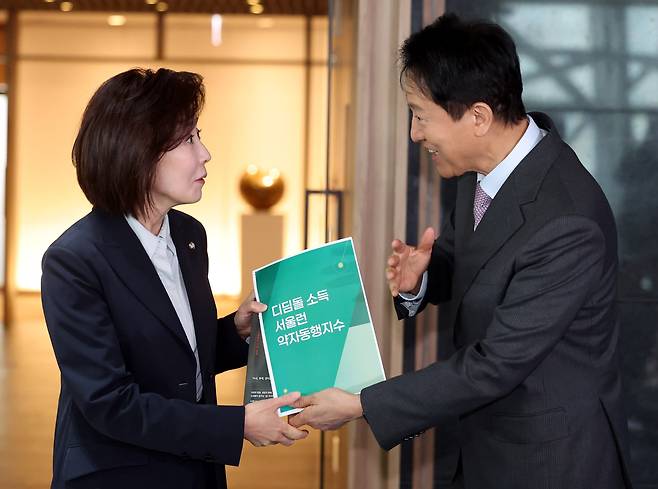 대선 출마를 선언한 나경원 국민의힘 의원이 16일 오전 서울 중구 서울시청에서 오세훈 시장과 회동을 마친 후  오시장으로 부터 서울시 정책자료집을 받고 있다./뉴시스