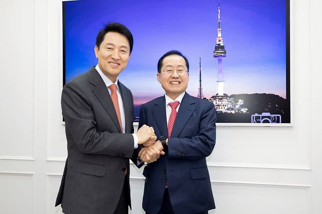 대선출마를 선언한 홍준표 전 대구시장이 15일 오후 서울 용산구 한남동 서울파트너스하우스에서 만찬 회동을 마치고 기념촬영을 하고 있다. /홍준표 캠프 제공