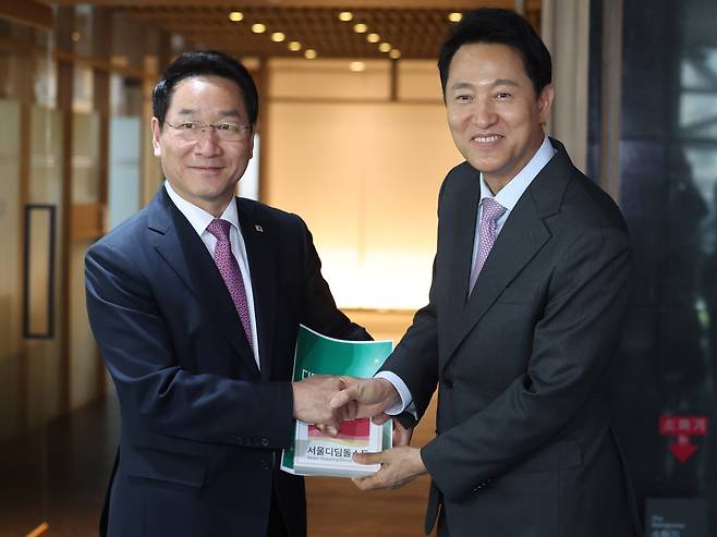 오세훈 서울시장과 국민의힘 대선 출마를 선언한 유정복 인천시장이 16일 오후 서울 중구 서울시청에서 회동을 마친 후 기념촬영을 하고 있다./뉴시스