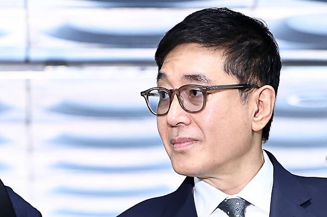 이호진 전 태광그룹 회장이 지난해 5월 서울중앙지법에서 열리는 구속 전 피의자 심문(영장심사)을 받기 위해 법정으로 들어서고 있다. /연합뉴스
