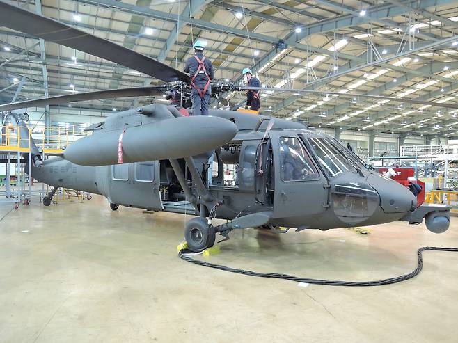 UH-60이 창정비를 받는 모습.