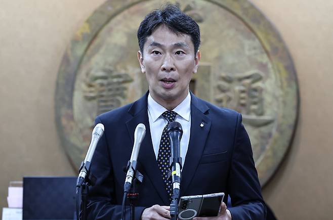 이복현 금융감독원장이 지난 10일 서울 영등포구 금융투자협회에서 열린 '금융감독원장-자산운용사 CEO 간담회'를 마치고 백브리핑을 하고 있다. /뉴스1