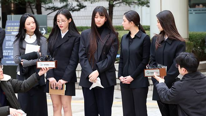그룹 뉴진스(왼쪽부터 하니, 민지, 혜인, 해린, 다니엘)가 지난달 7일 서울 서초구 서울중앙지방법원에서 어도어 측이 멤버들을 상대로 제기한 ‘기획사 지위보전 및 광고계약 체결 등 금지’ 가처분 첫 심문기일을 마친 후 취재진 질문에 답하고 있다. /뉴스1