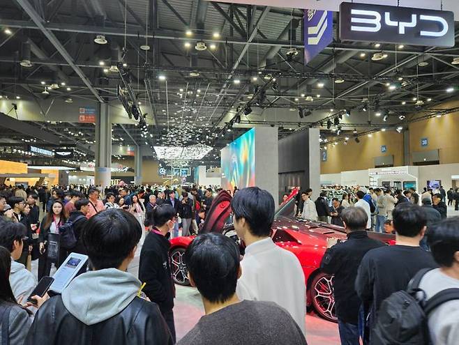 지난 4일 경기도 고양 킨텍스에서 열린 '2025 서울모빌리티쇼'에서 관람객들이 중국 전기차 업체 BYD의 부스를 둘러보고 있다. ⓒ데일리안DB