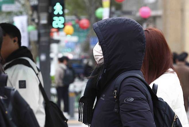 전국에 강한 바람이 불고 쌀쌀한 날씨가 이어지는 14일 서울 종로구 세종대로 일대에서 시민들이 출근길에 나서고 있다. 2025.04.14. [서울=뉴시스]