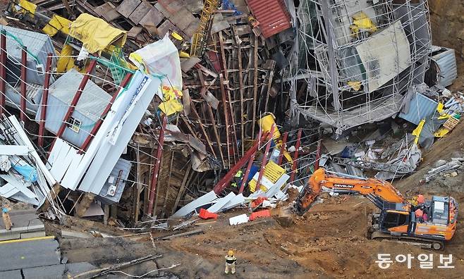 광명 신안산선 지하 붕괴 사고가 발생한 지 나흘째인 14일 오전 경기 광명시 일직동 신안산선 복선전철 5-2공구 붕괴 현장에서 소방관들이 굴착기 등을 이용해 실종자 구조 진입로를 확보하고 있다. 광명=박형기 기자 oneshot@donga.com